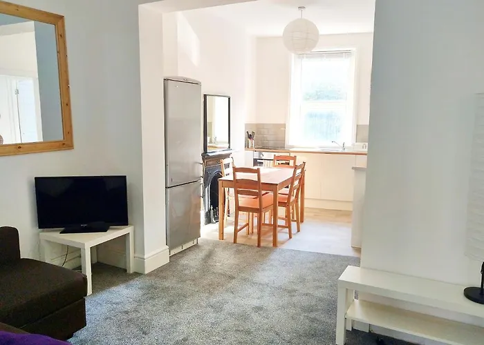 Entire Floor 2 Bedrooms On Westcliff